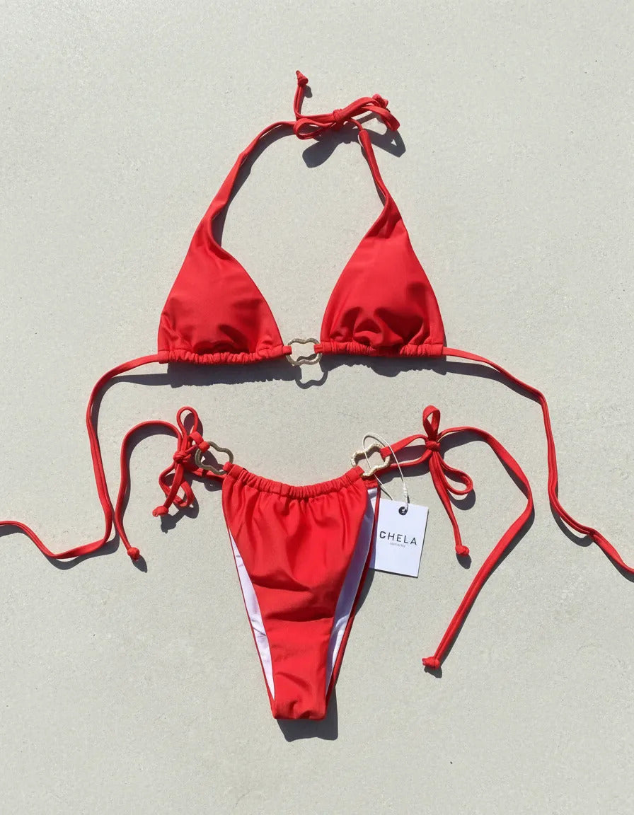 Bikini elegante rojo con argollas