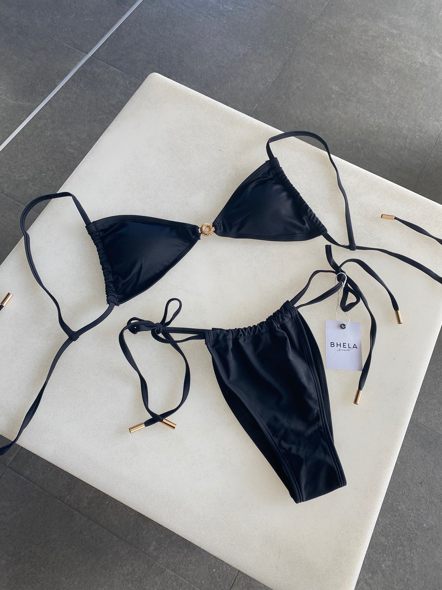 Bikini elegante negro con arito