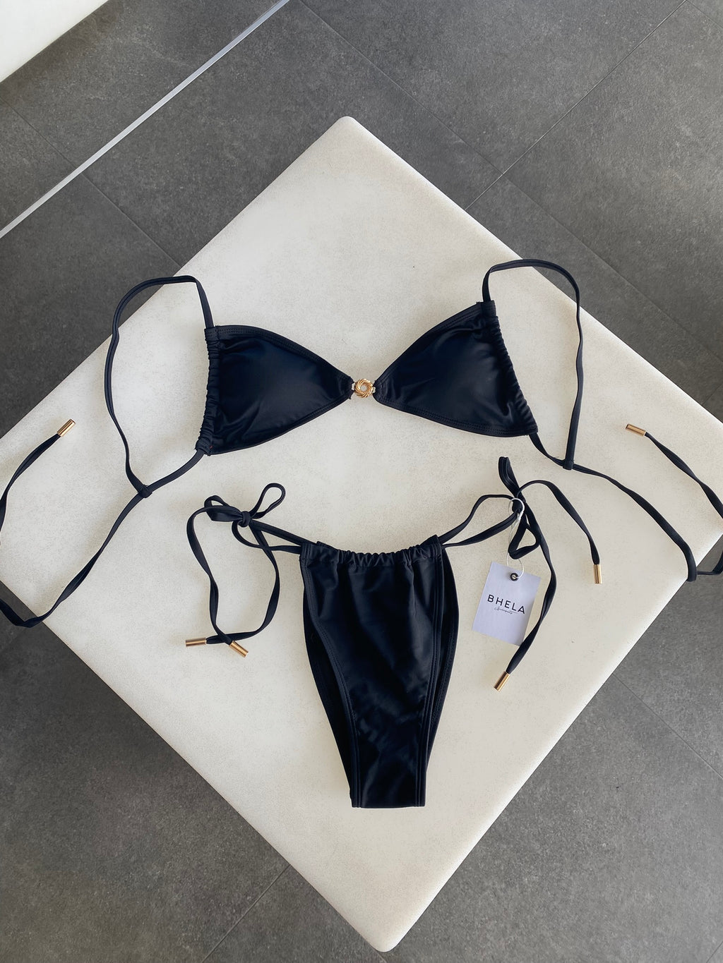 Bikini elegante negro con arito