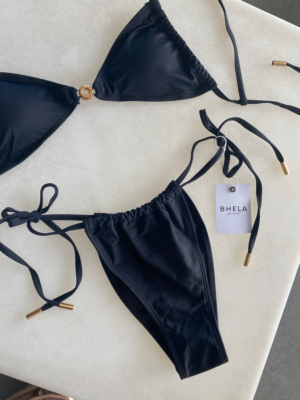 Bikini elegante negro con arito