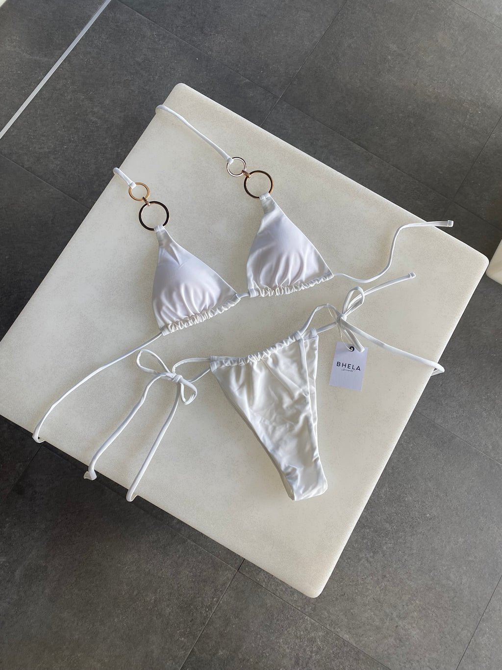 Bikini elegante blanco con argollas