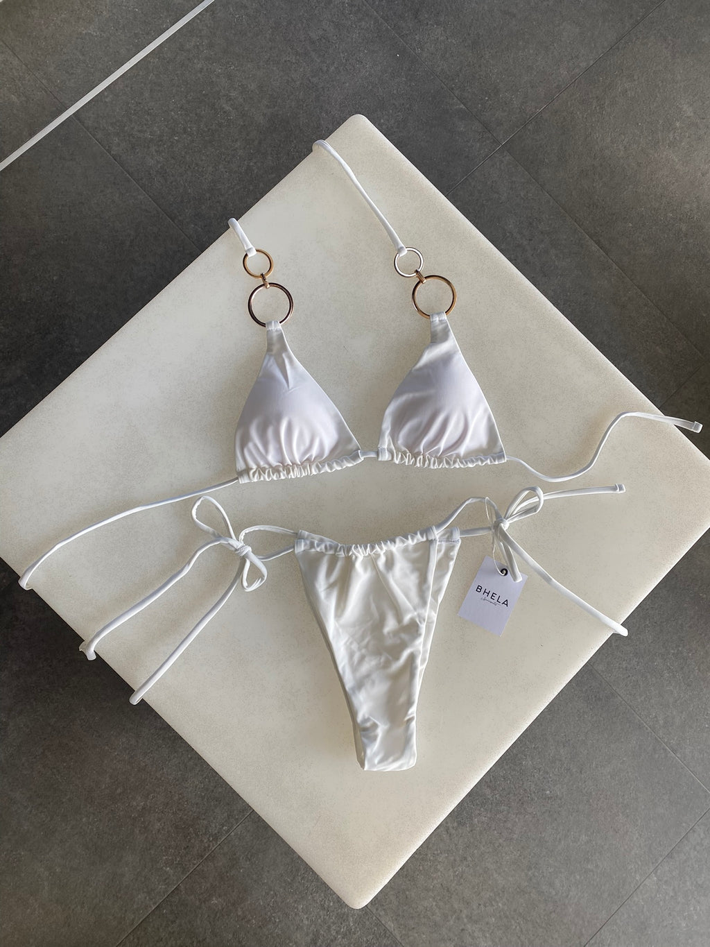 Bikini elegante blanco con argollas