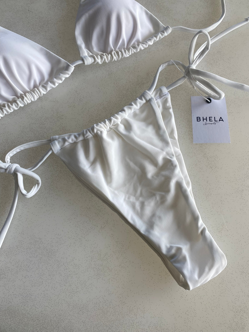 Bikini elegante blanco con argollas