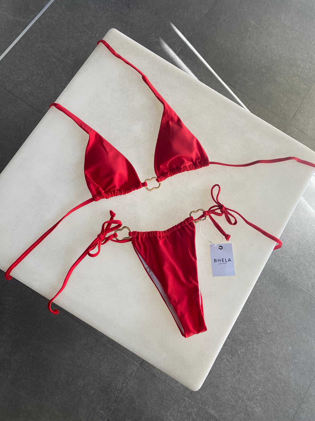 Bikini elegante rojo con argollas