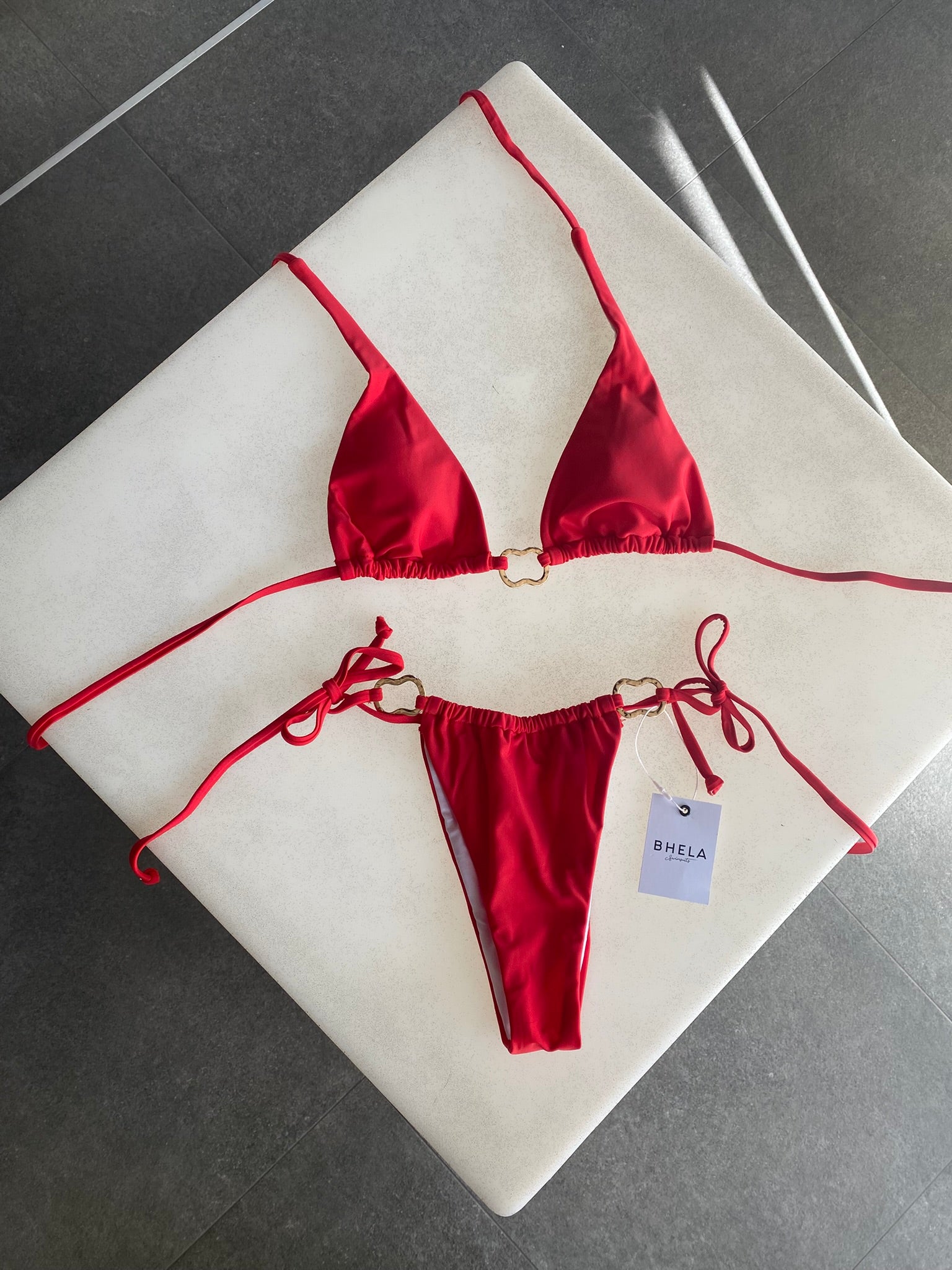 Bikini elegante rojo con argollas