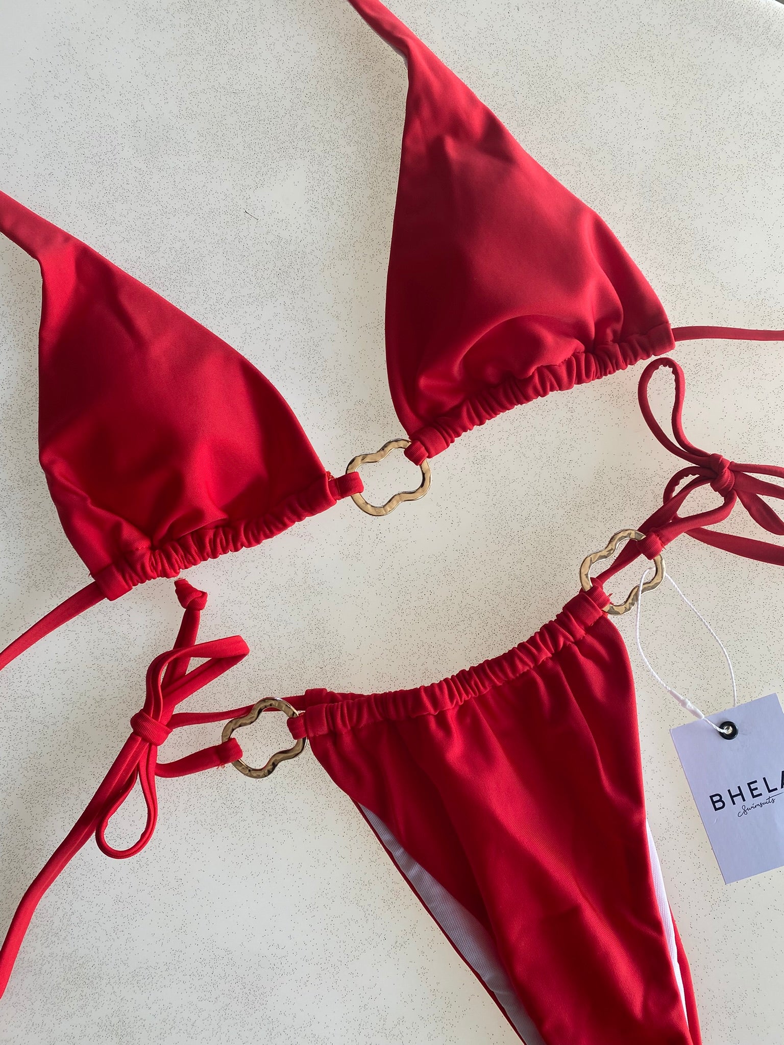 Bikini elegante rojo con argollas