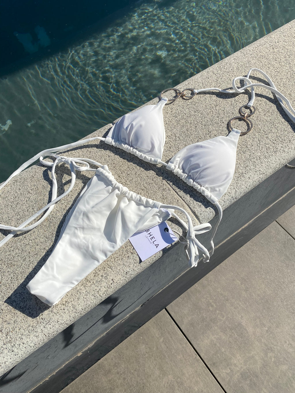 Bikini elegante blanco con argollas