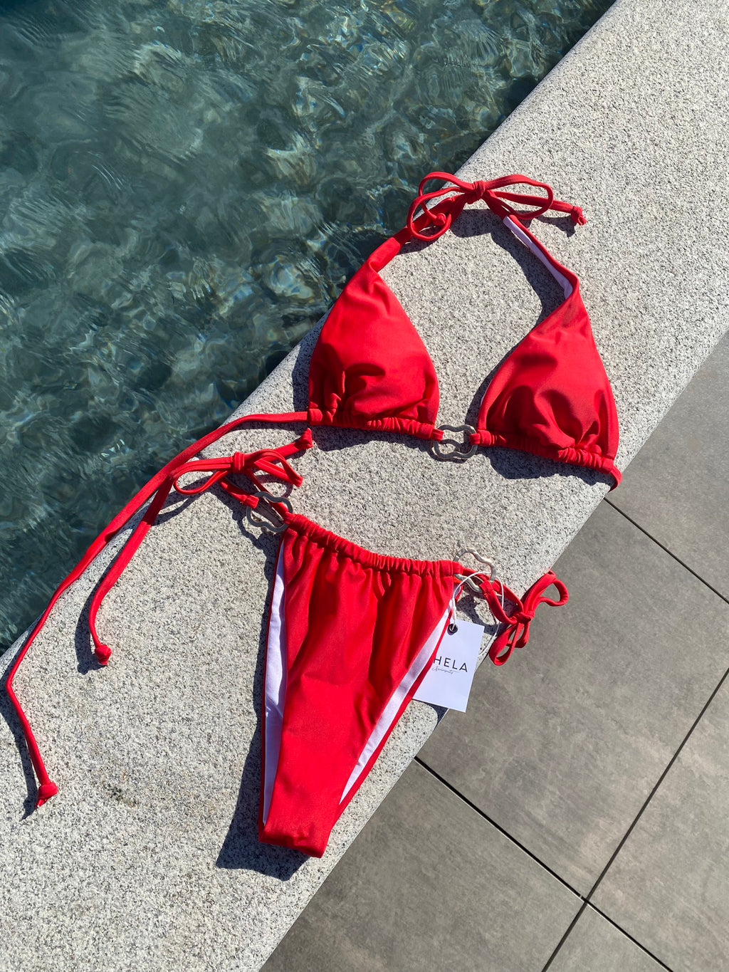 Bikini elegante rojo con argollas