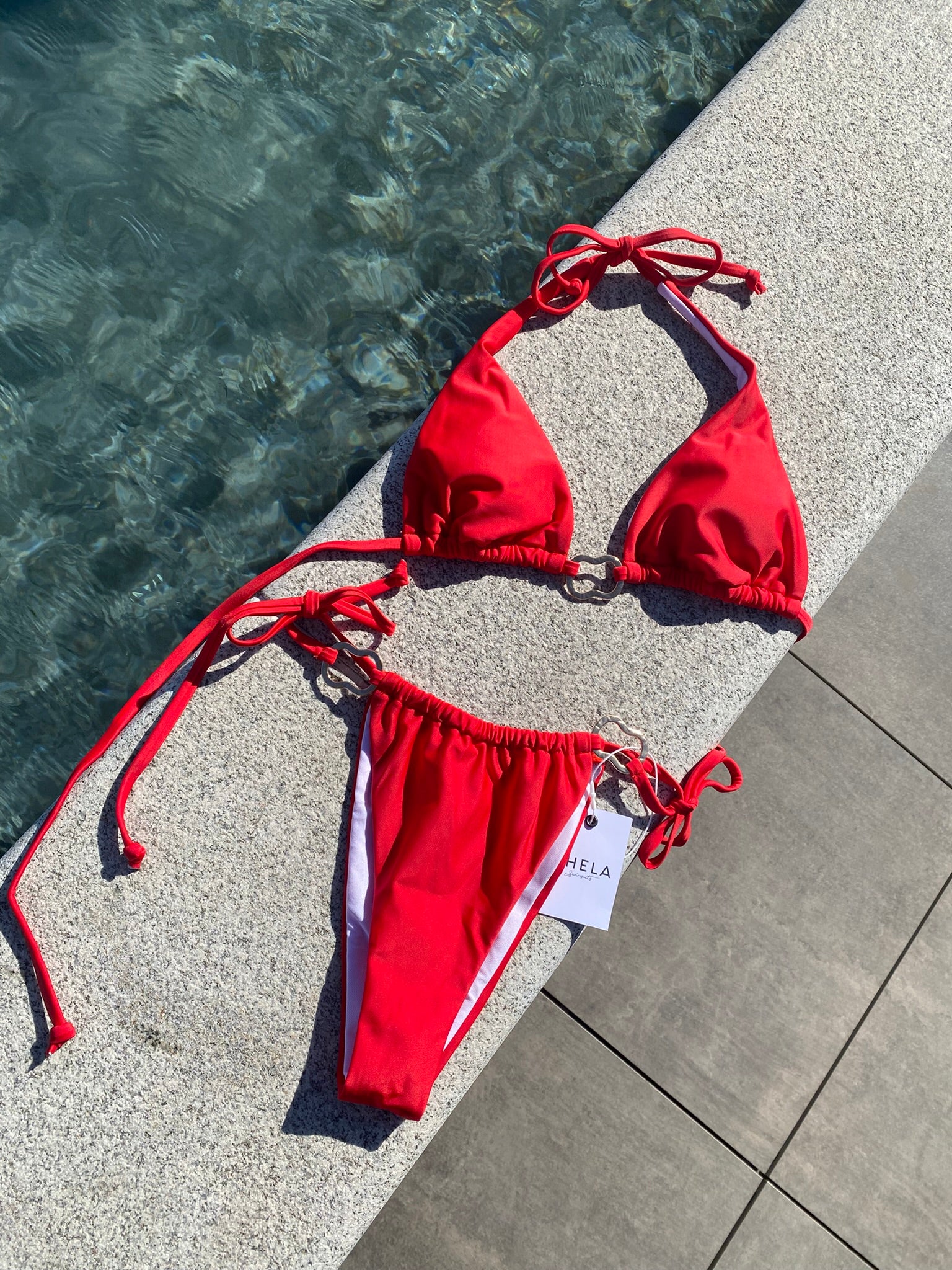Bikini elegante rojo con argollas