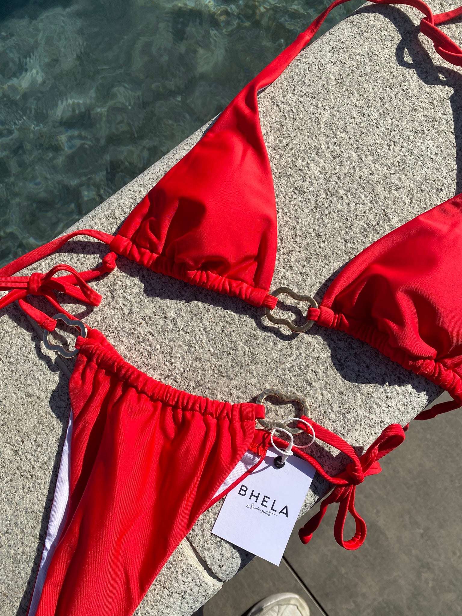 Bikini elegante rojo con argollas