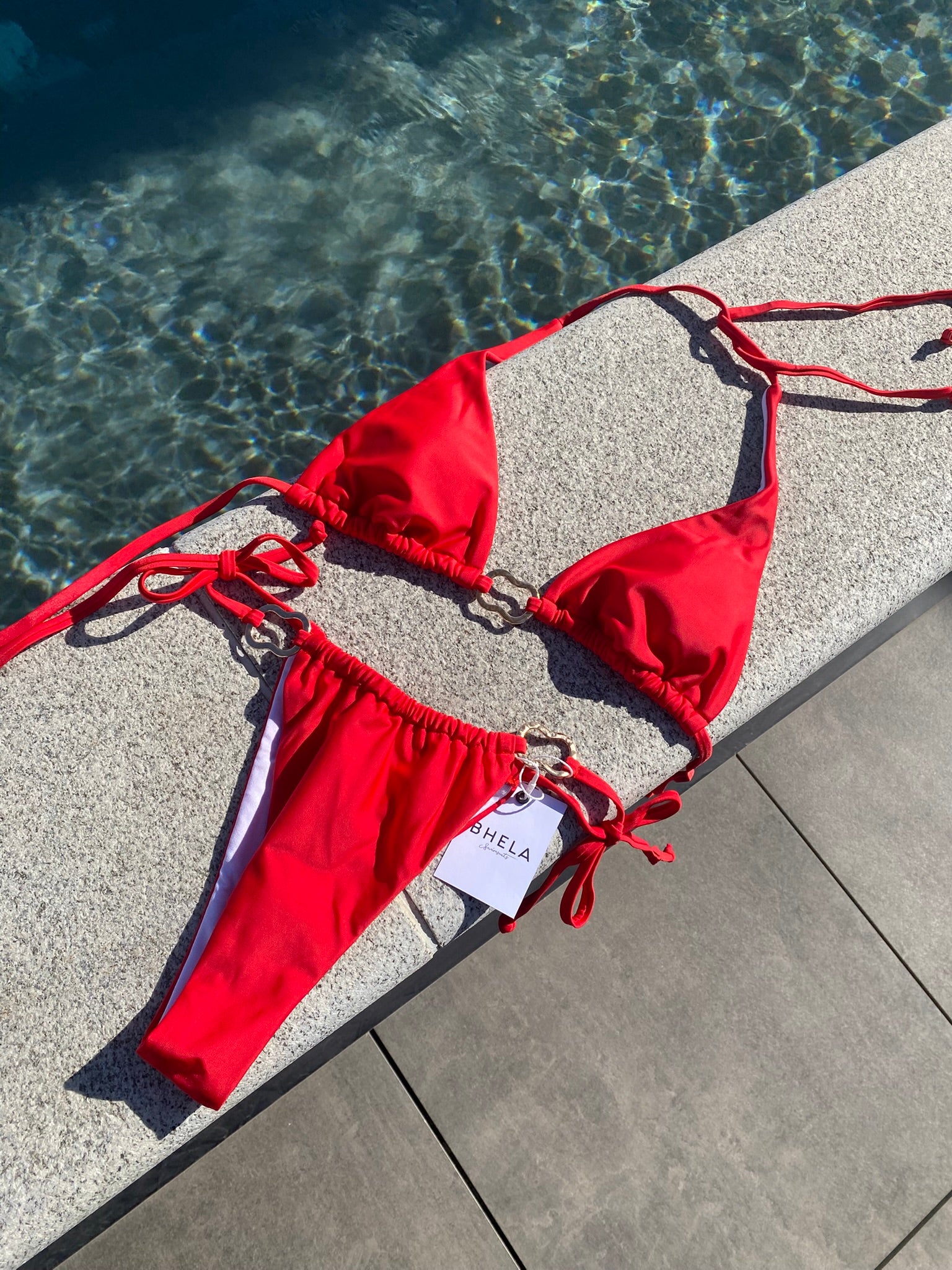 Bikini elegante rojo con argollas