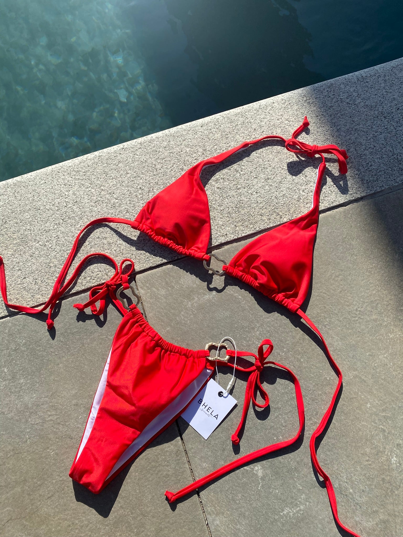 Bikini elegante rojo con argollas