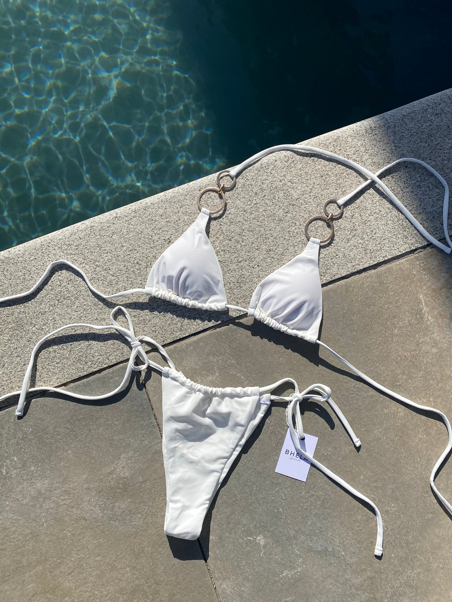 Bikini elegante blanco con argollas