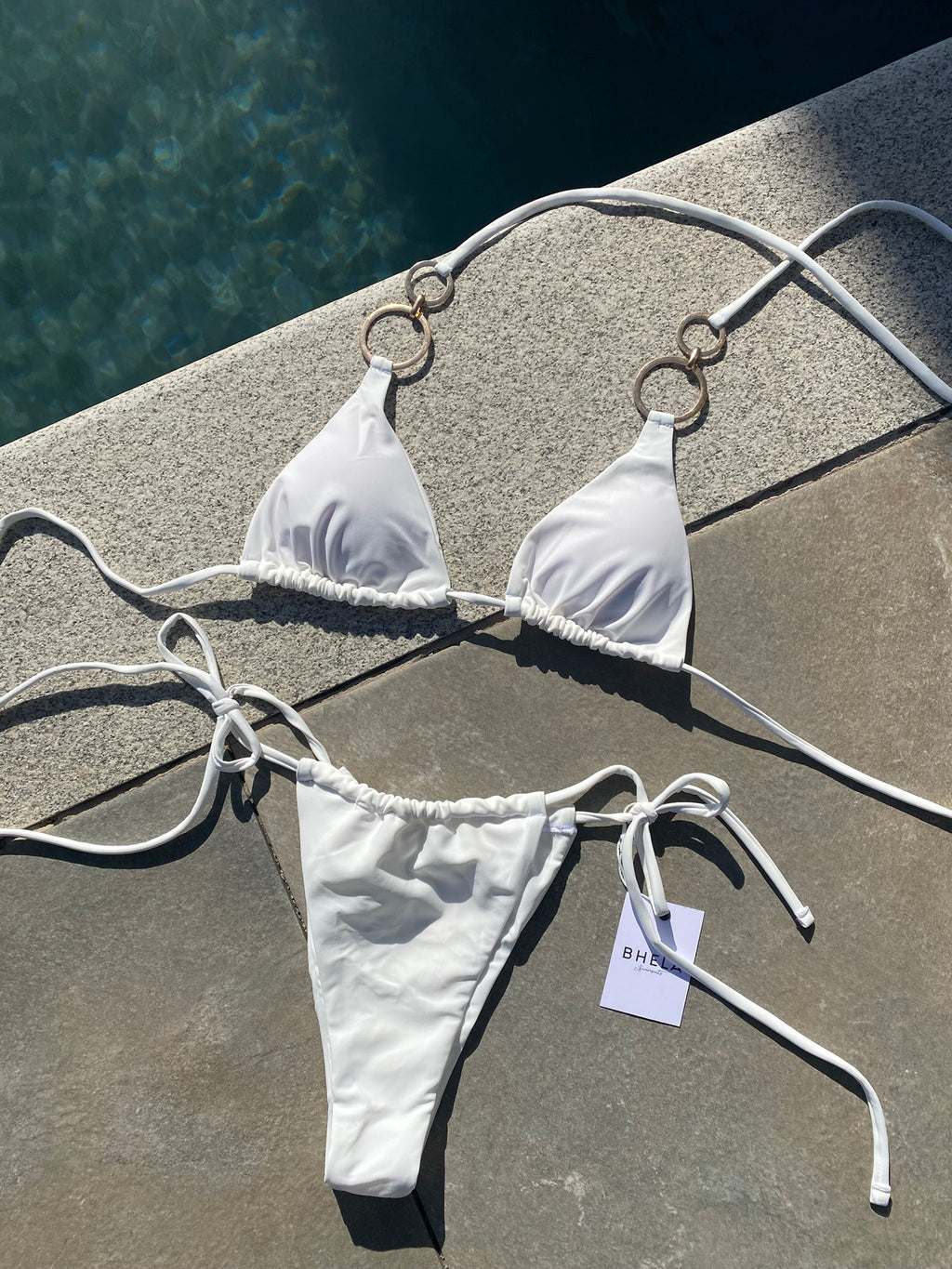 Bikini elegante blanco con argollas
