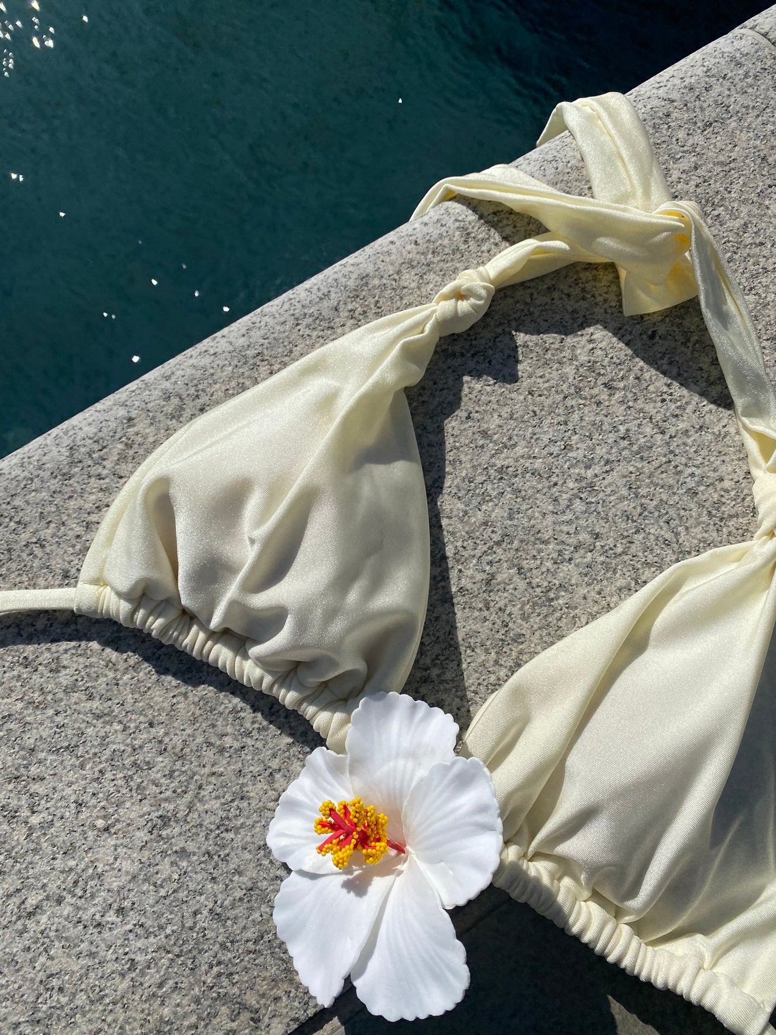 Bikini elegante blanco crema