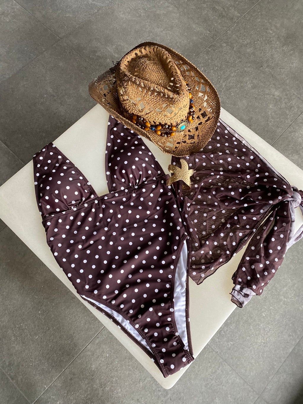 Bikini Polka Dot Enterito Marrón con pareo tipo falda