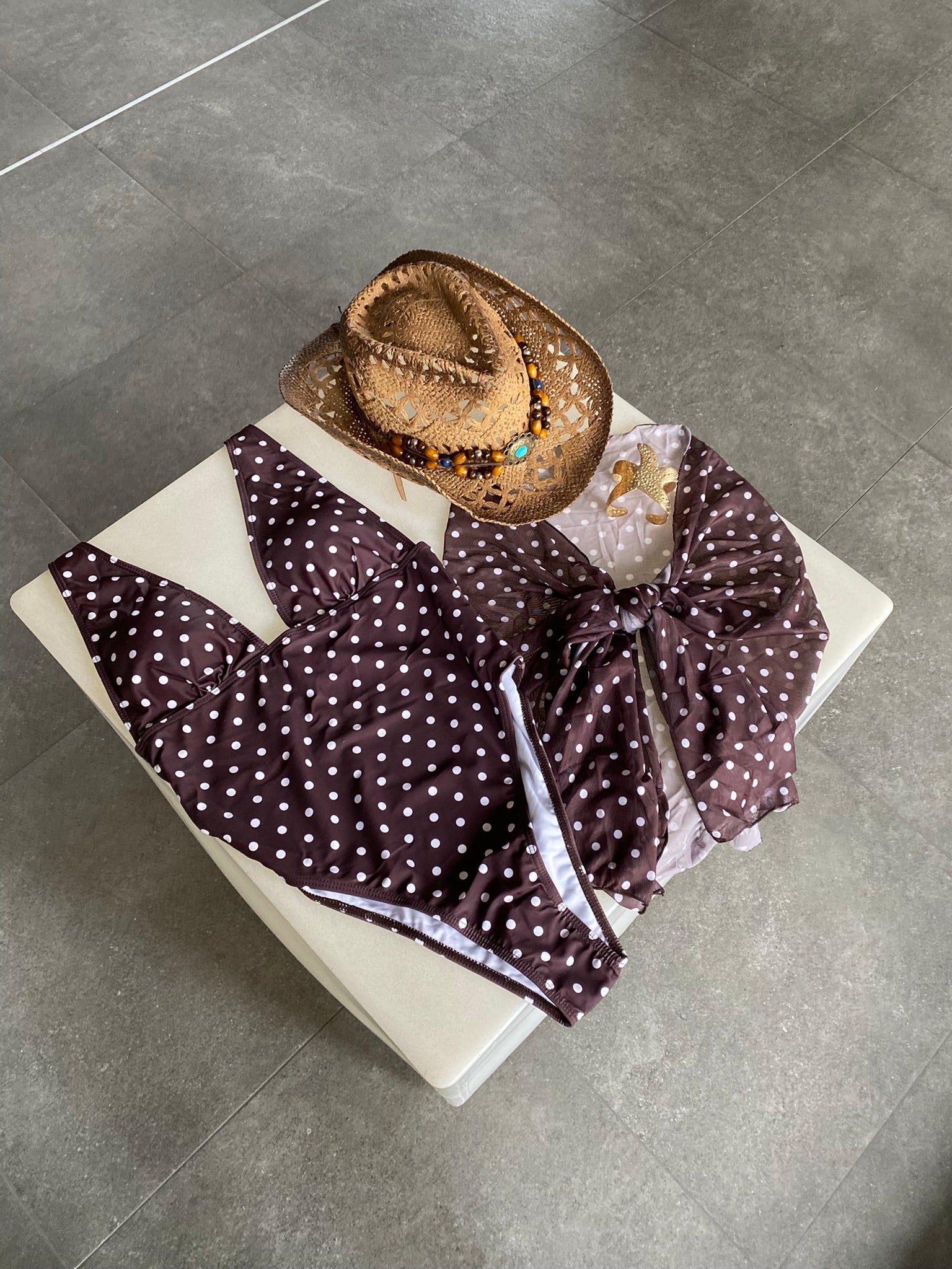 Bikini Polka Dot Enterito Marrón con pareo tipo falda
