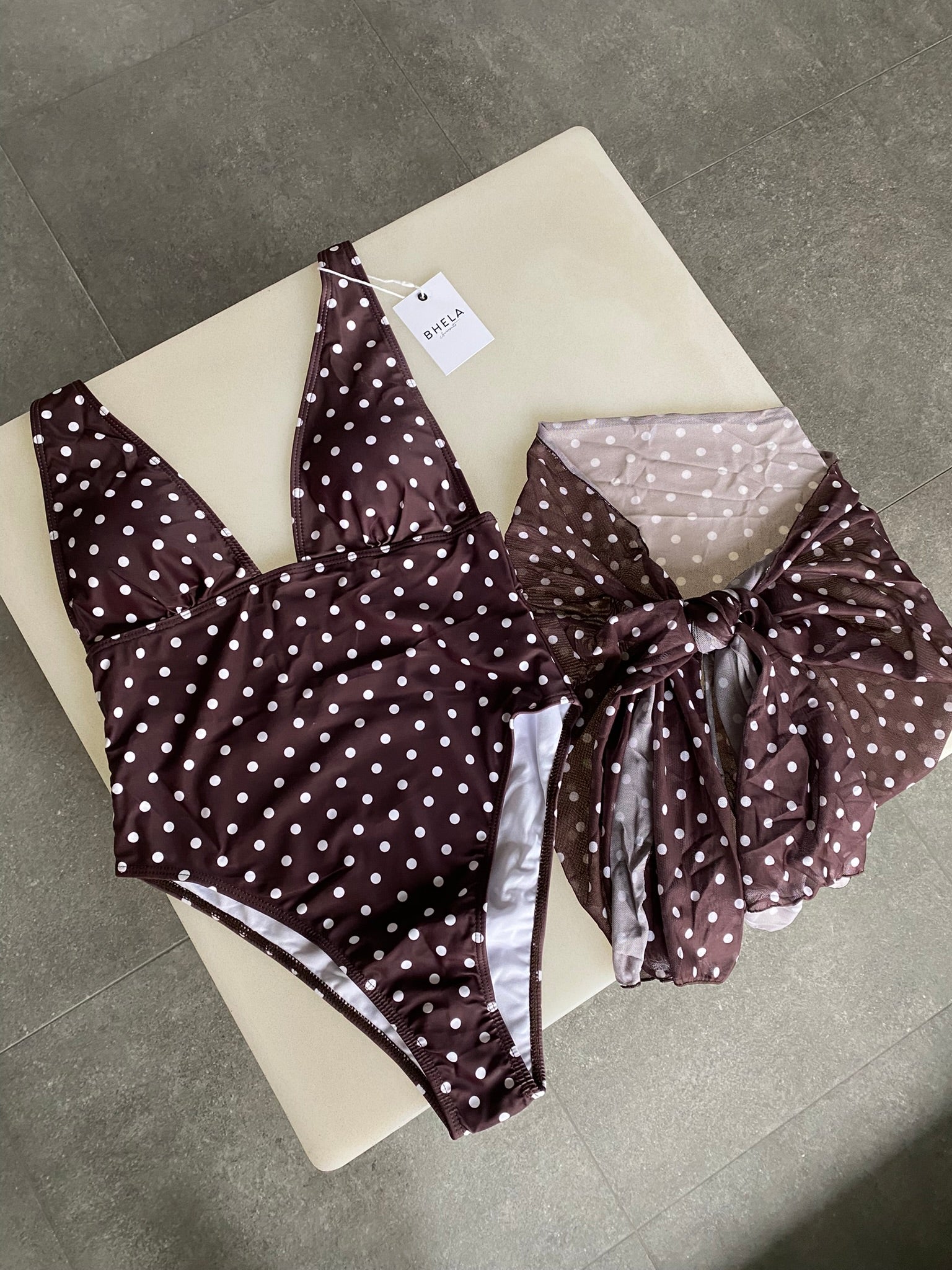 Bikini Polka Dot Enterito Marrón con pareo tipo falda