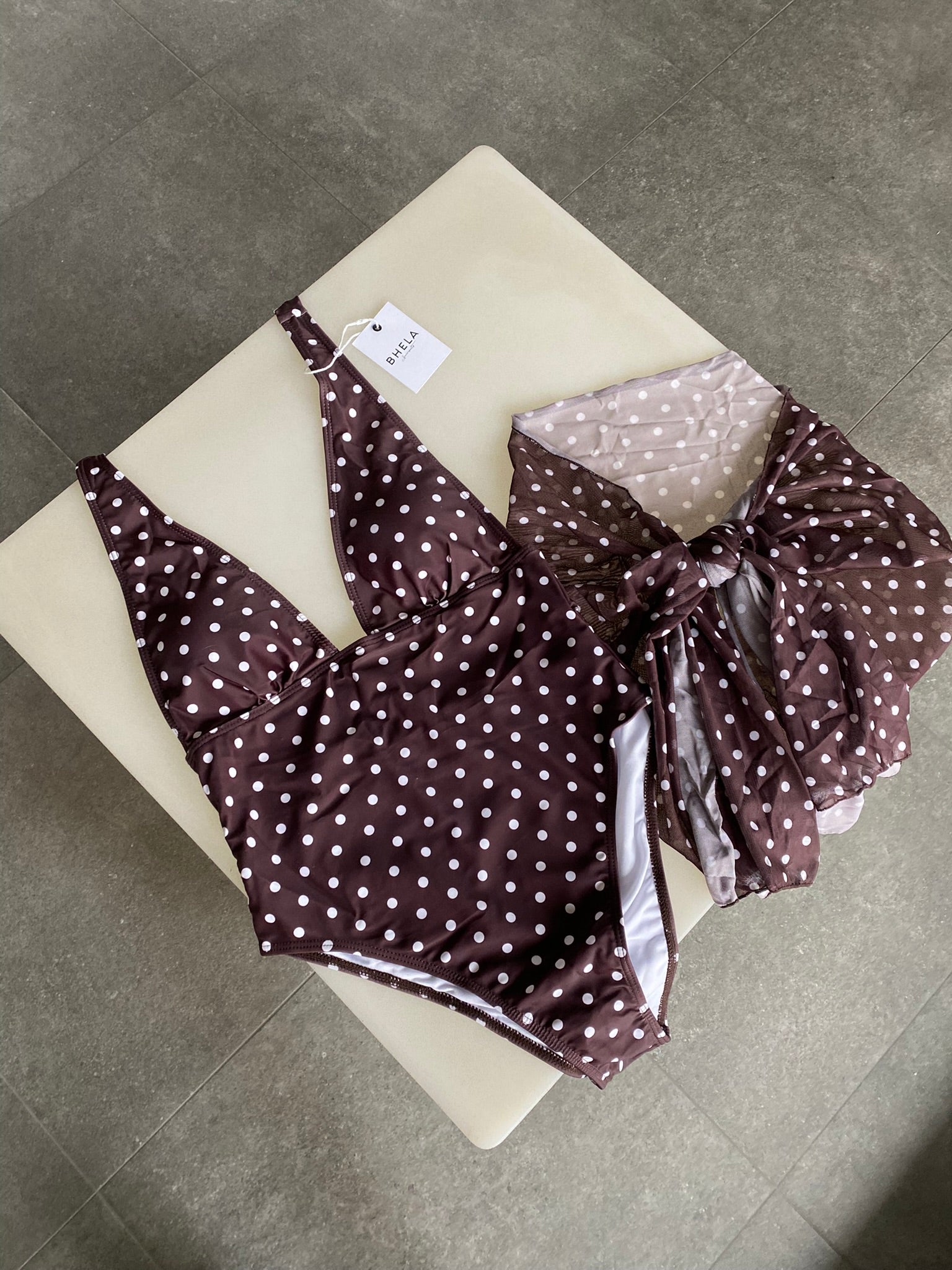 Bikini Polka Dot Enterito Marrón con pareo tipo falda