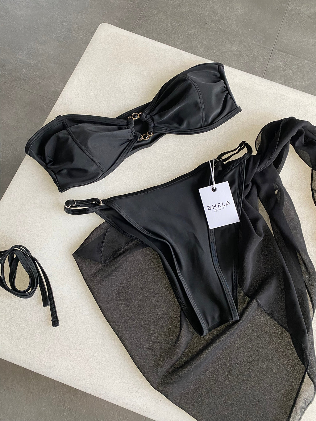 Conjunto 3 Piezas Bikini Strapless Negro con Pareo
