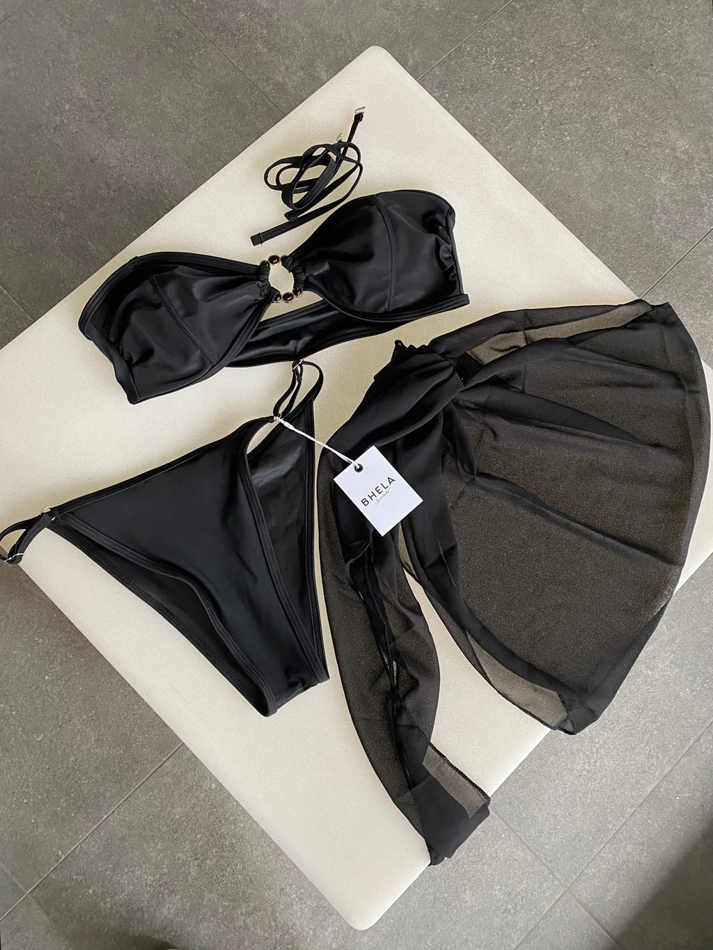 Conjunto 3 Piezas Bikini Strapless Negro con Pareo