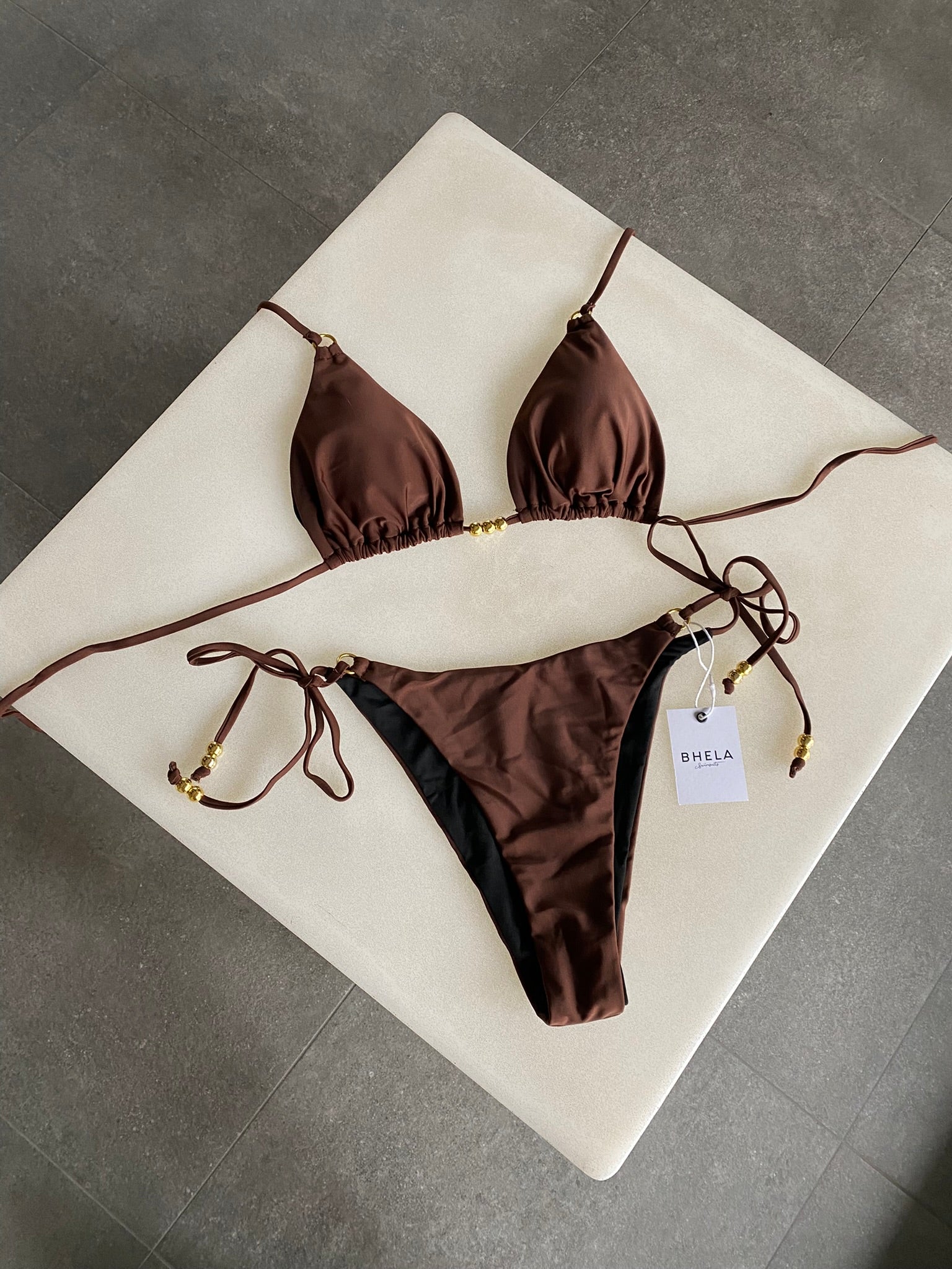 Conjunto 3 Piezas Bikini Marrón con detalles dorados y pareo