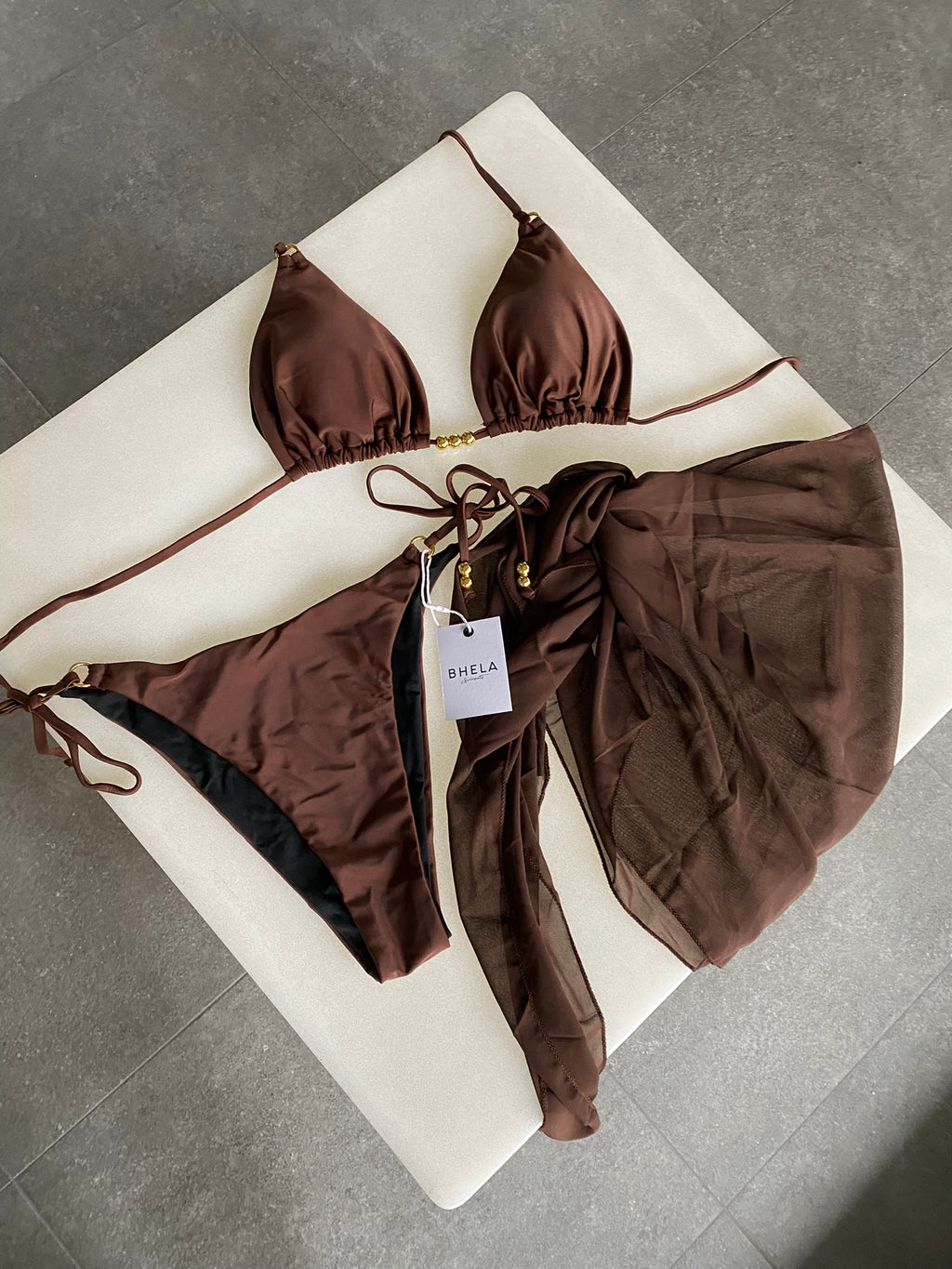 Conjunto 3 Piezas Bikini Marrón con detalles dorados y pareo
