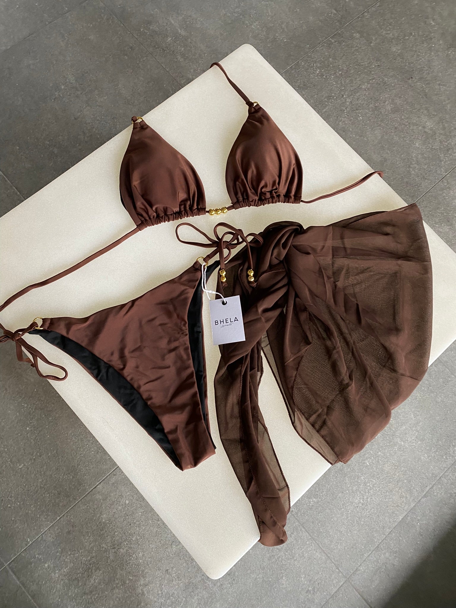 Conjunto 3 Piezas Bikini Marrón con detalles dorados y pareo