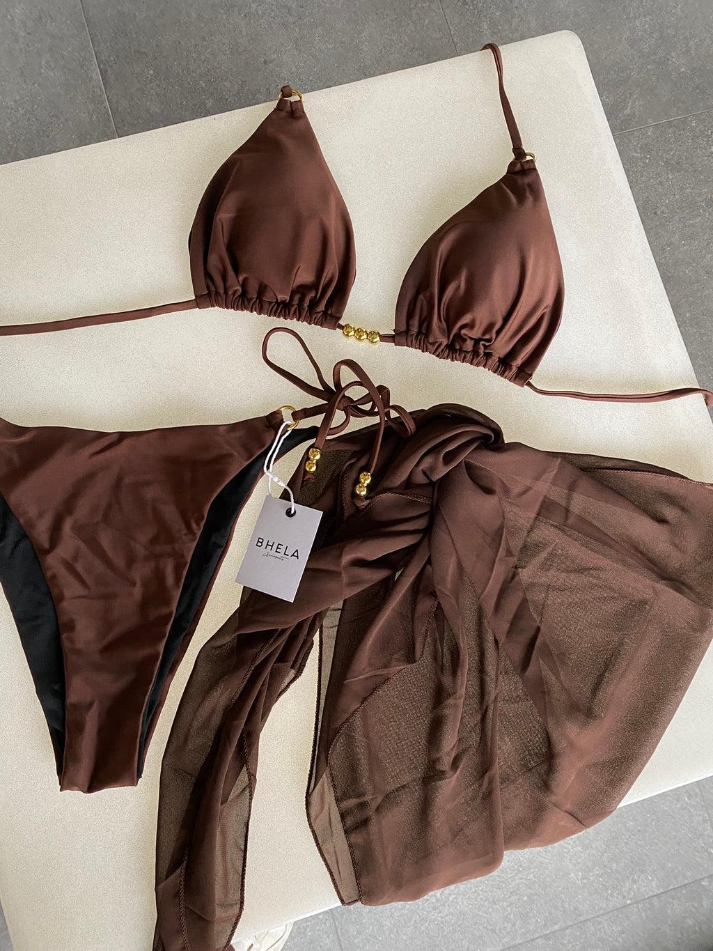 Conjunto 3 Piezas Bikini Marrón con detalles dorados y pareo