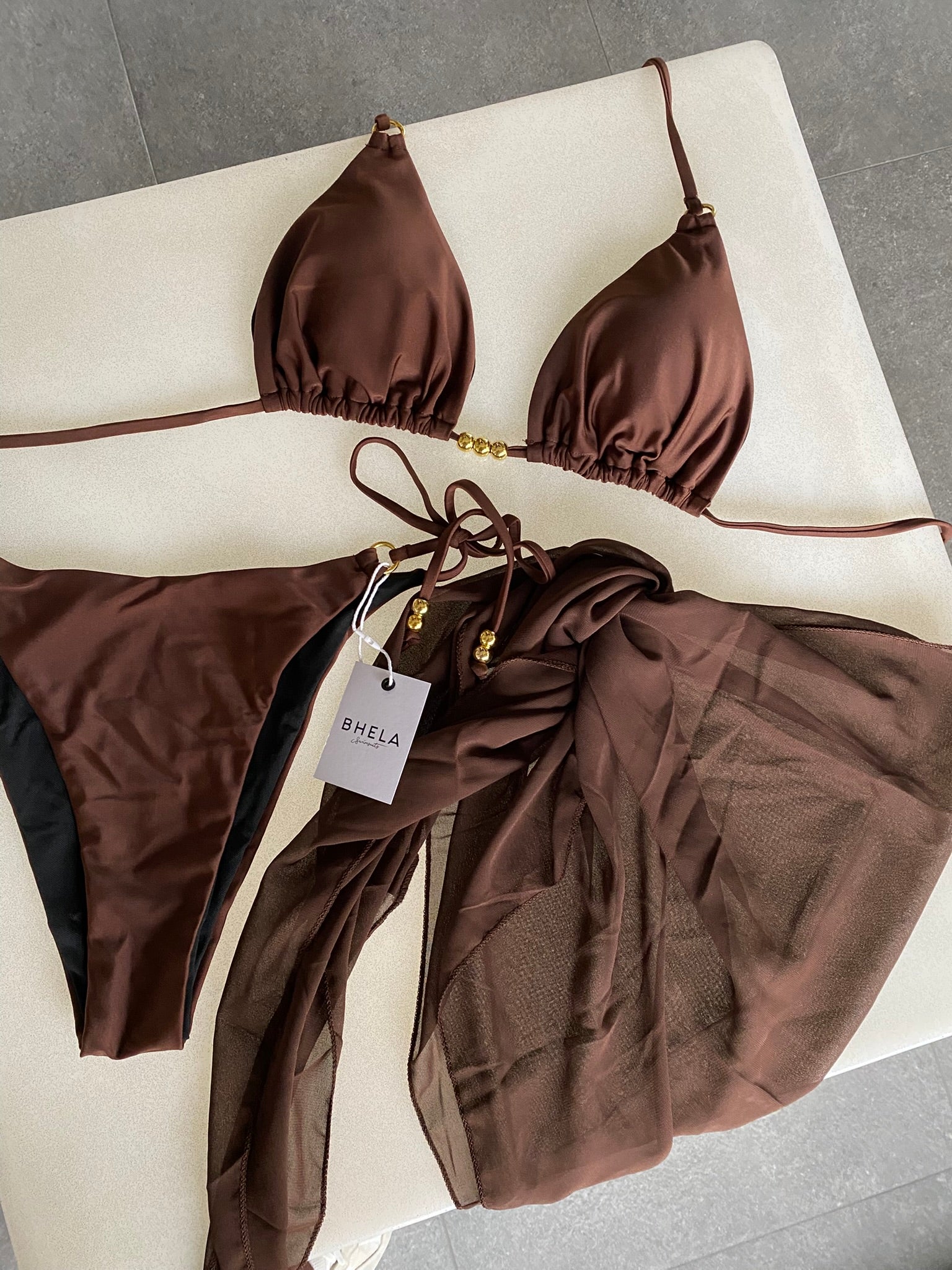 Conjunto 3 Piezas Bikini Marrón con detalles dorados y pareo