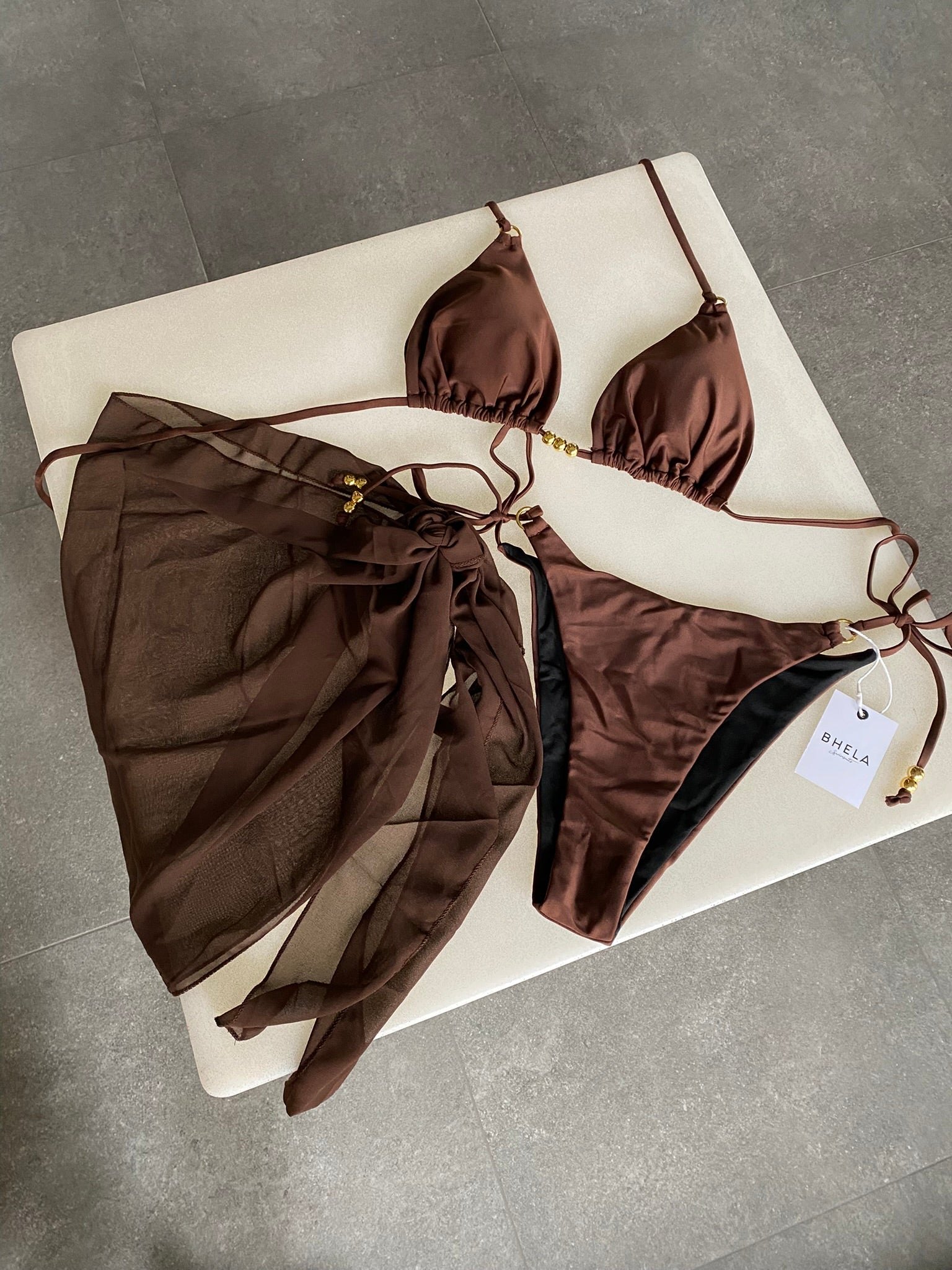Conjunto 3 Piezas Bikini Marrón con detalles dorados y pareo