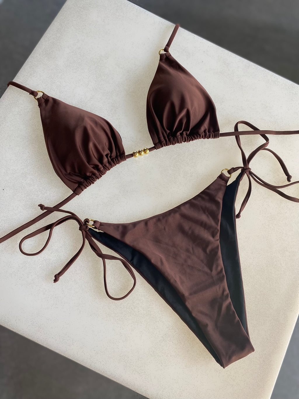 Bikini Goldie Babe Chocolate 3 piezas con Pareo