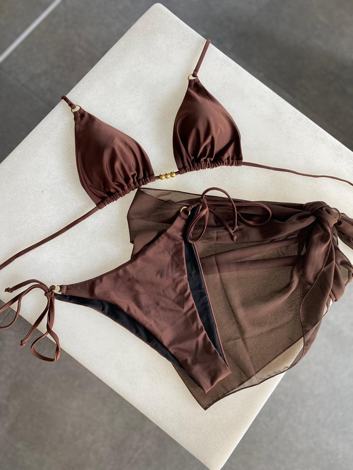 Bikini Goldie Babe Chocolate 3 piezas con Pareo