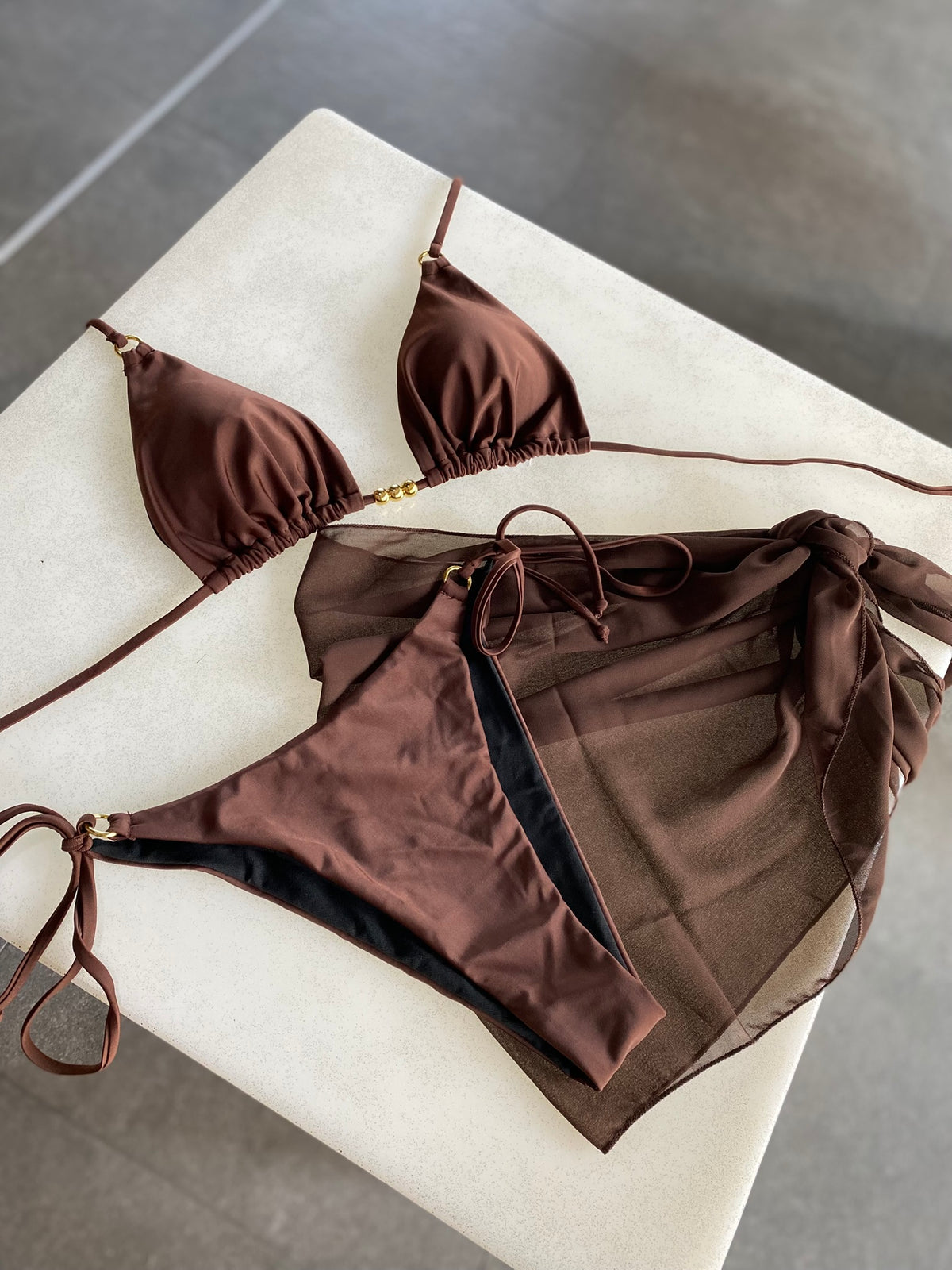Bikini Goldie Babe Chocolate 3 piezas con Pareo