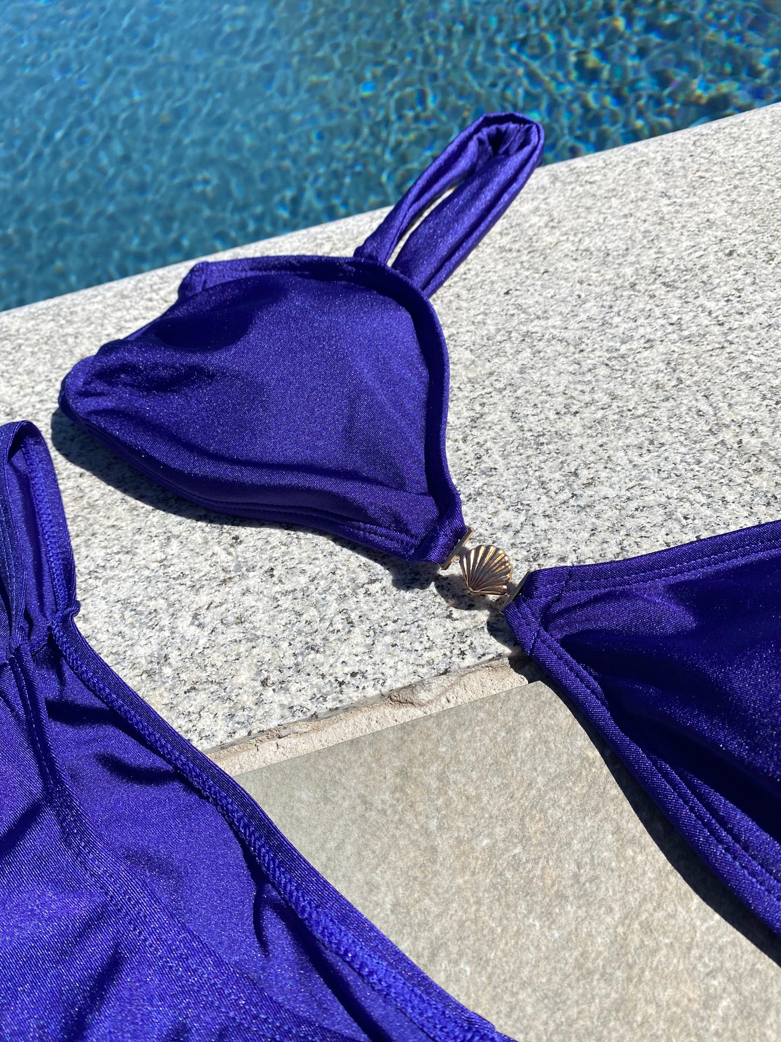 Bikini satinado azul marino