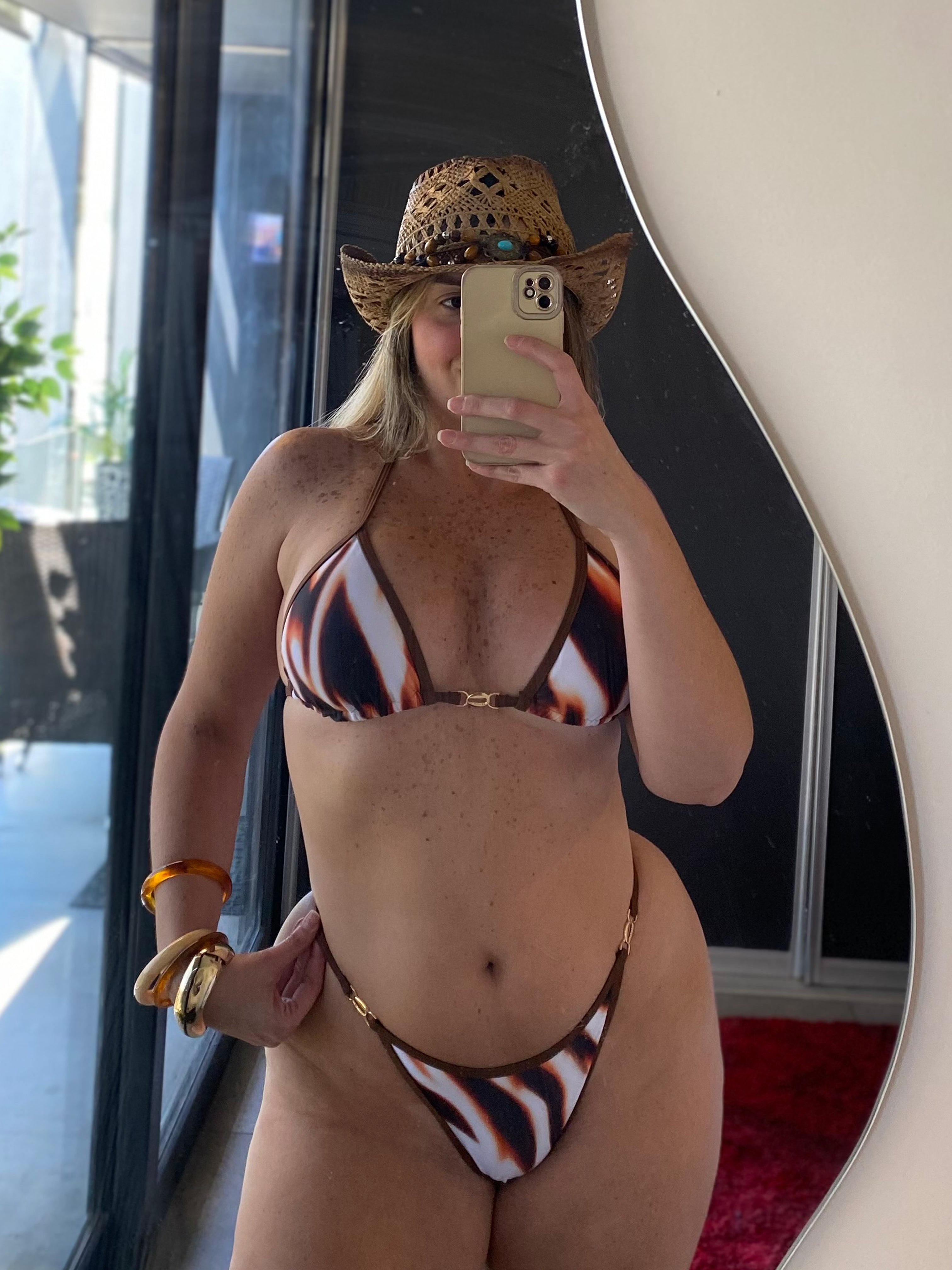 Conjunto de bikini con pareo estampado