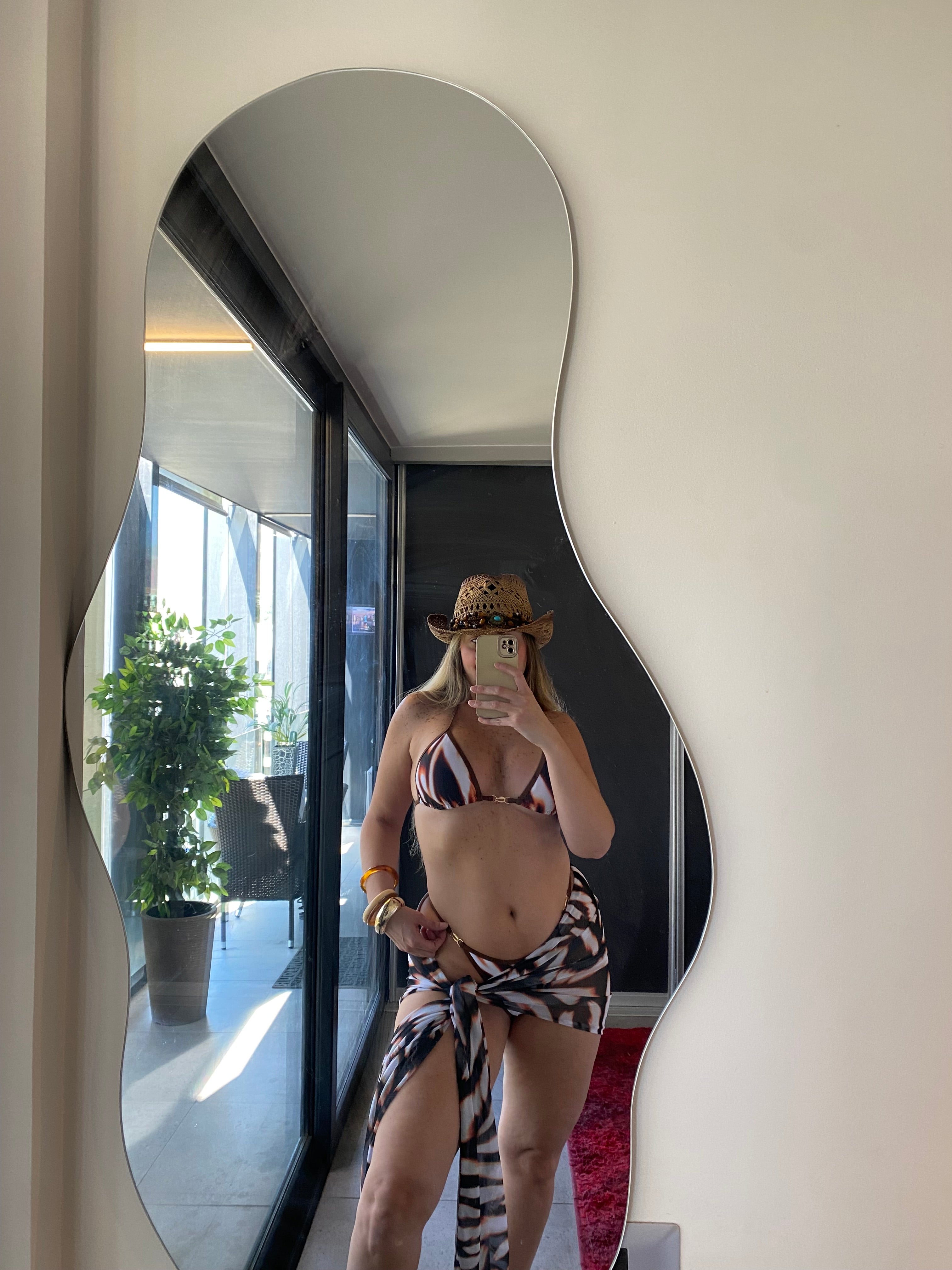 Conjunto de bikini con pareo estampado