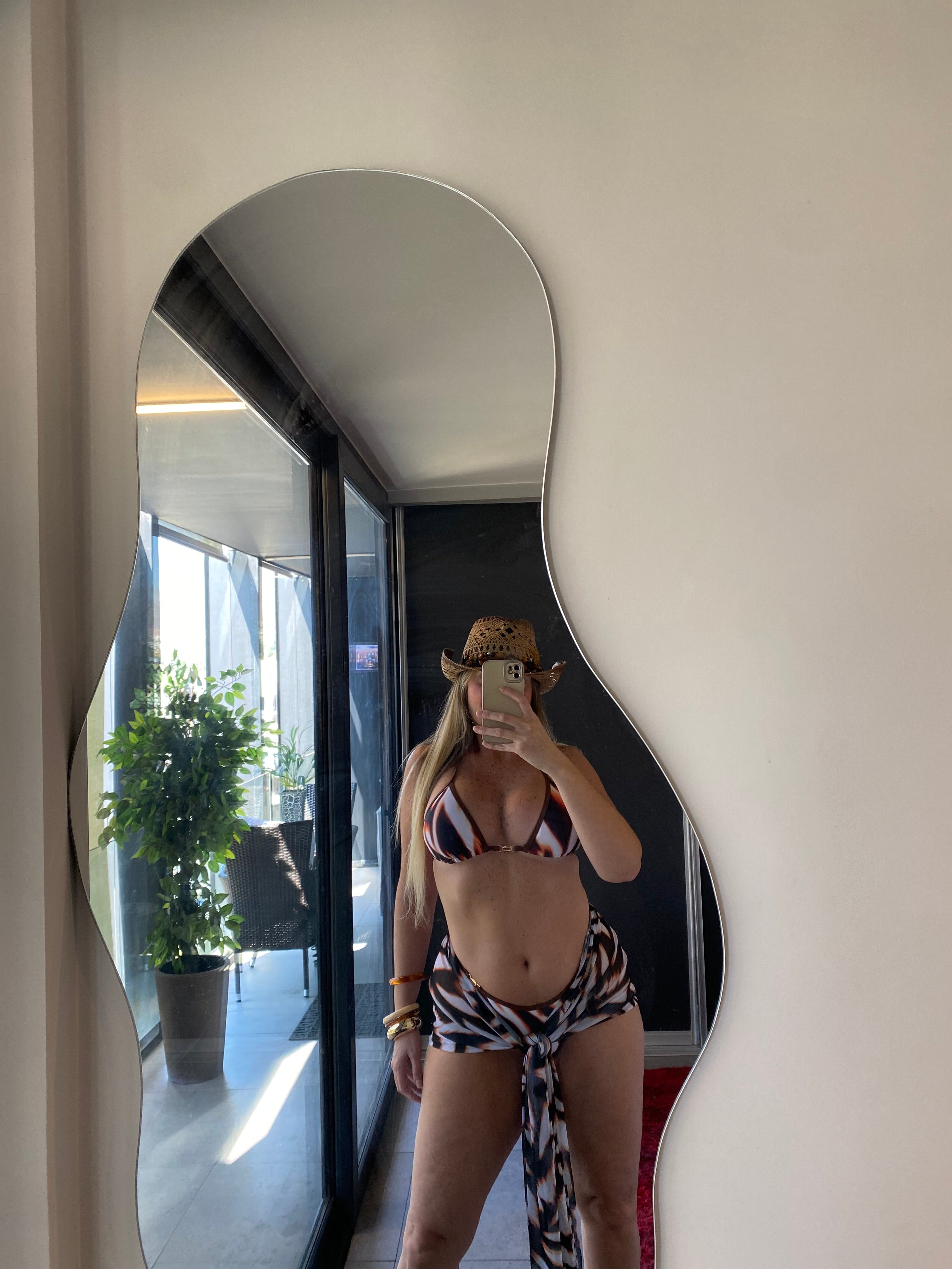 Conjunto de bikini con pareo estampado